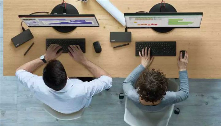 Equipos Lenovo ThinkCentre en un espacio de trabajo